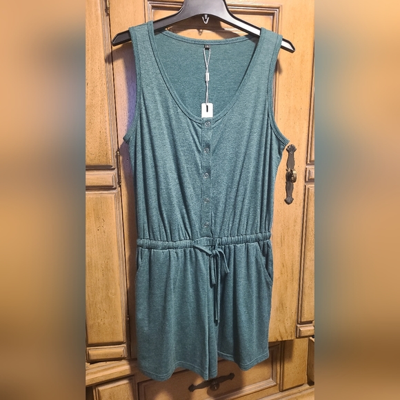 Laishen Pants - NWT! Green Romper Sz Large